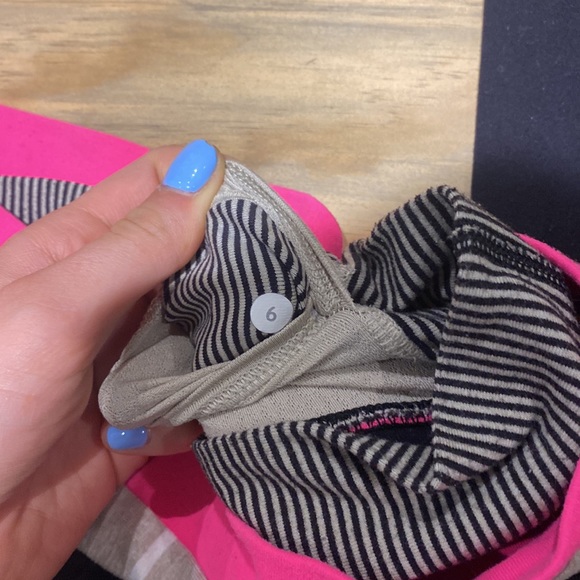 LULULEMON SIZE 6 LOW RISE LEGGINGS - Picture 3 of 4